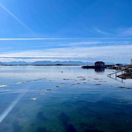 Waterfront Rorbu - By The Beach Bud ภายนอก รูปภาพ